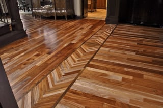 Hardwood floor borders can be created by placing boards at diagnoal angles to the rest of the hardwood flooring.